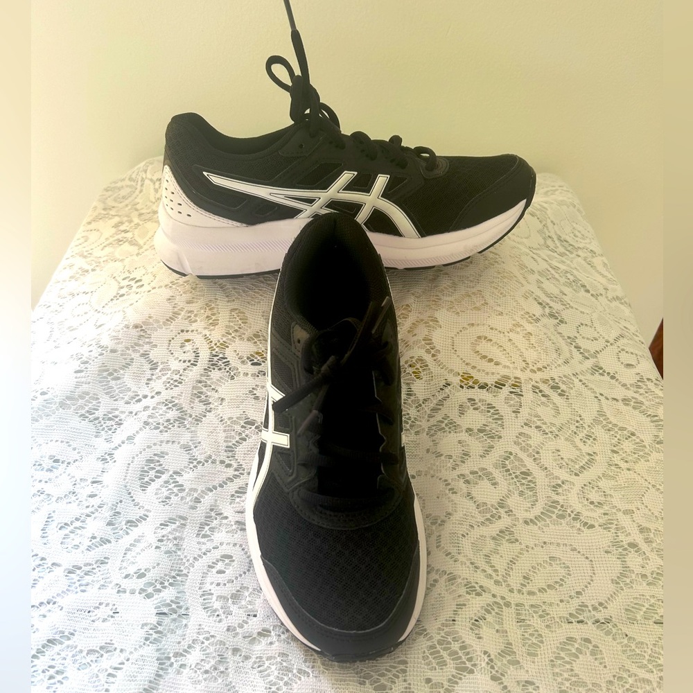 ASICS Size 7 1/2 Worn once briefly inside for an event.